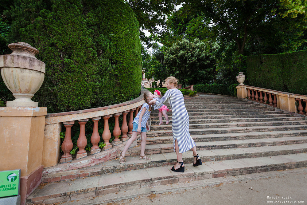 Семейная фотосессия в Барселоне в  парке Лабиринт. Фотограф в Барселоне Испании Маслик Юлия