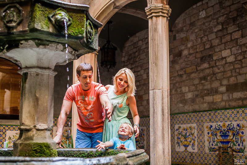 Perky sesión de fotos familiares en Barcelona. Fotógrafo en Barcelona  Maslik Yulia
