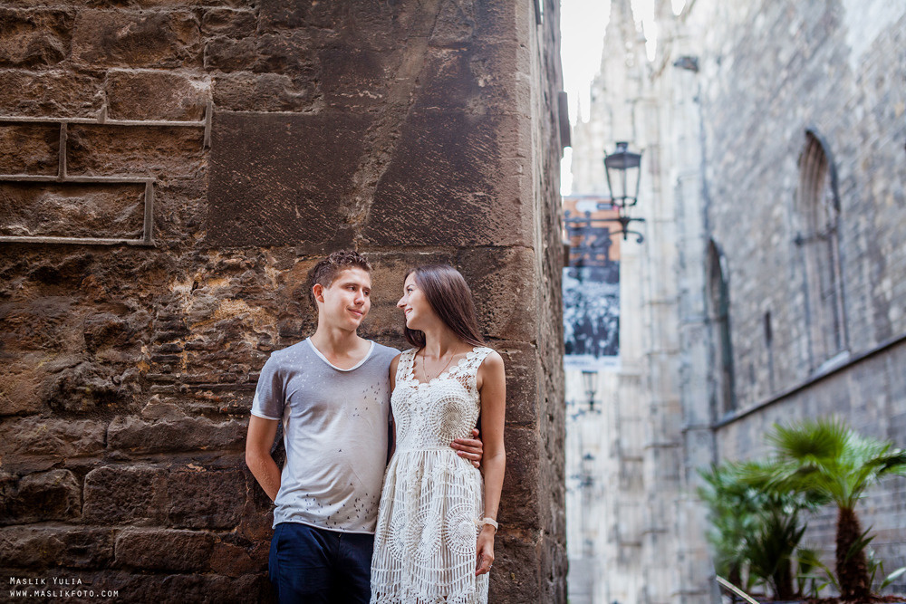 Impresionante paseo fotográfico de enamorados en Barcelona. Fotógrafo en Barcelona  Maslik Yulia