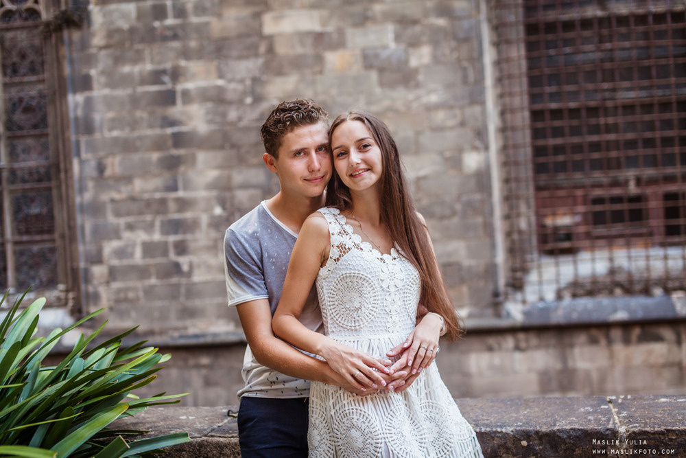 Impresionante paseo fotográfico de enamorados en Barcelona. Fotógrafo en Barcelona  Maslik Yulia