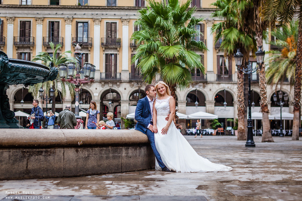 Sesión de fotos lluviosa en Barcelona. Fotógrafo en Barcelona  Maslik Yulia