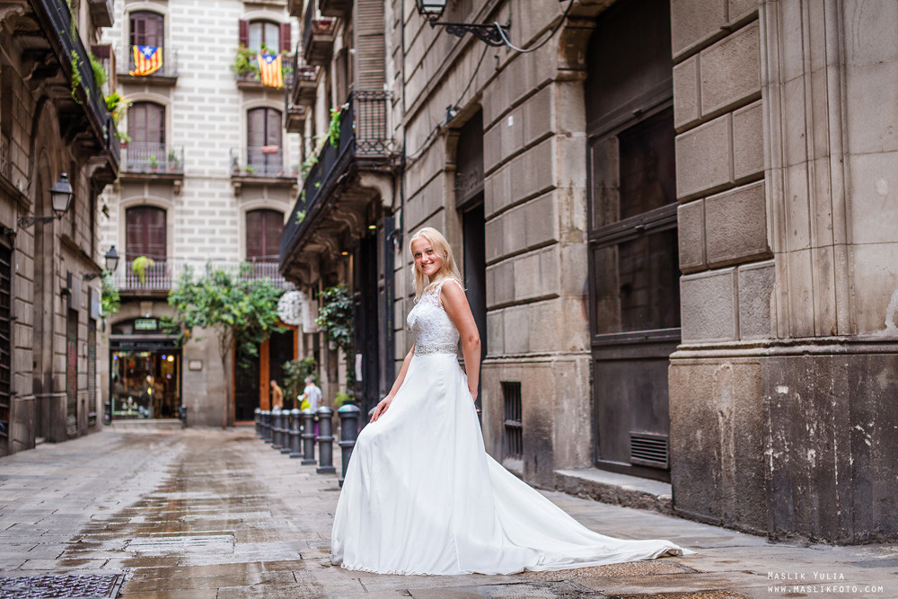 Sesión de fotos lluviosa en Barcelona. Fotógrafo en Barcelona  Maslik Yulia