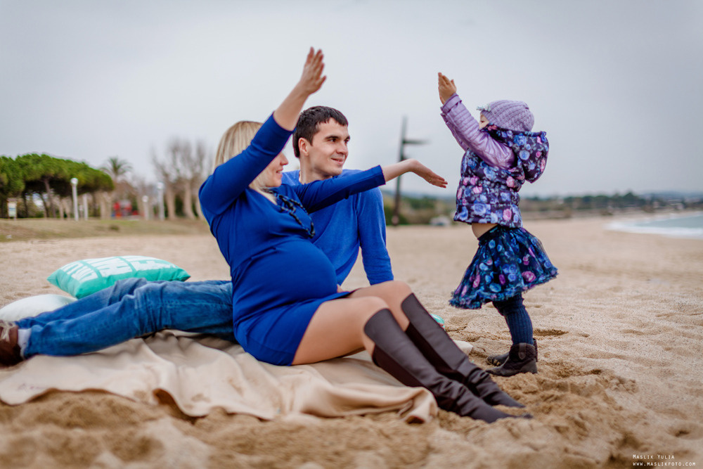 Sesión de fotos de embarazo en la playa en Barcelona. Fotógrafo en Barcelona  Maslik Yulia