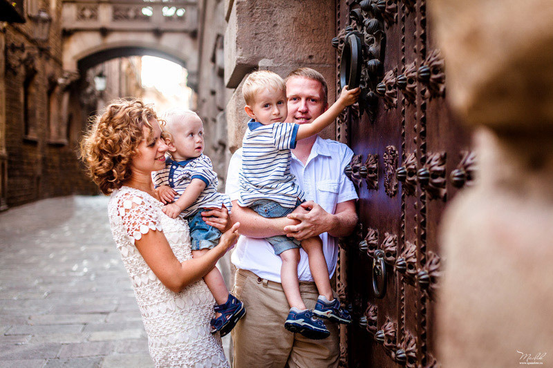 Sesión de fotos familiares en Barcelona. Fotógrafo en Barcelona  Maslik Yulia