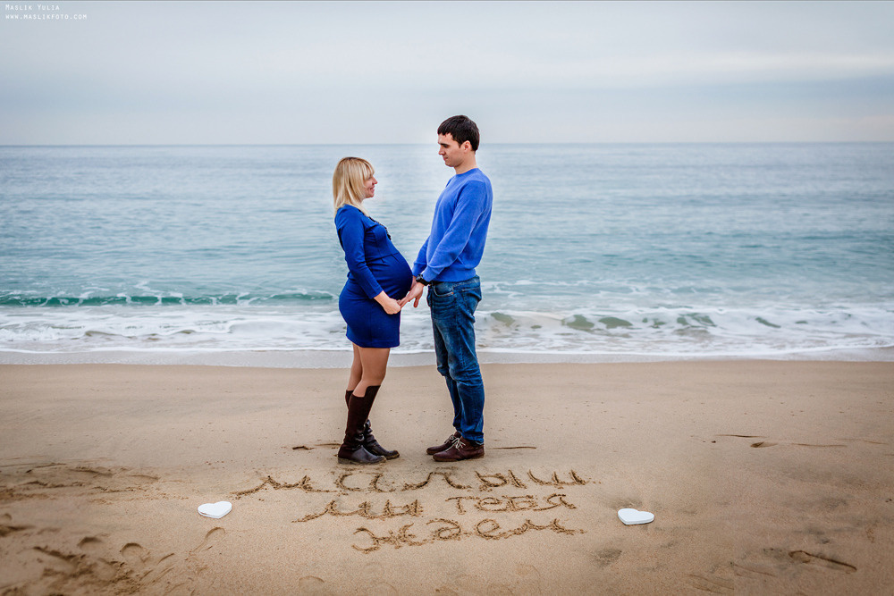 Sesión de fotos de embarazo en la playa en Barcelona. Fotógrafo en Barcelona  Maslik Yulia