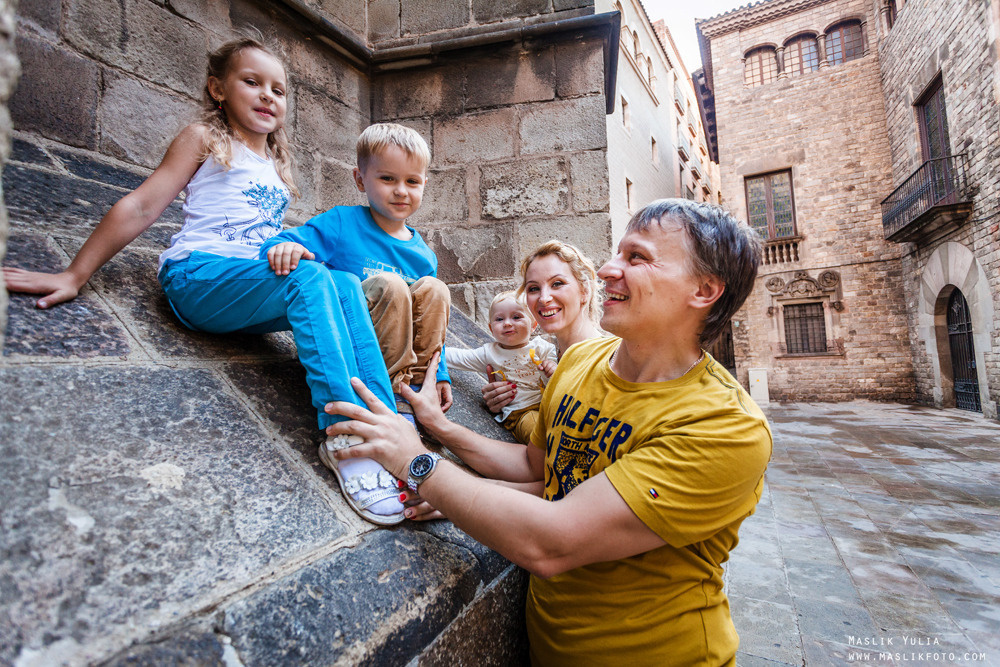 Sesión de fotos familiares en un viaje a Barcelona. Fotógrafo en Barcelona  Maslik Yulia