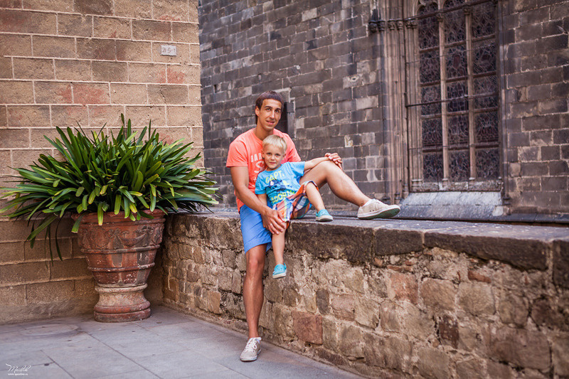 Perky sesión de fotos familiares en Barcelona. Fotógrafo en Barcelona  Maslik Yulia