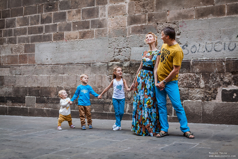 Sesión de fotos familiares en un viaje a Barcelona. Fotógrafo en Barcelona  Maslik Yulia