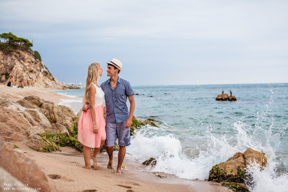 Beach photo shoot on the Costa Brava. Photographer in Barcelona Spain Maslik Yulia