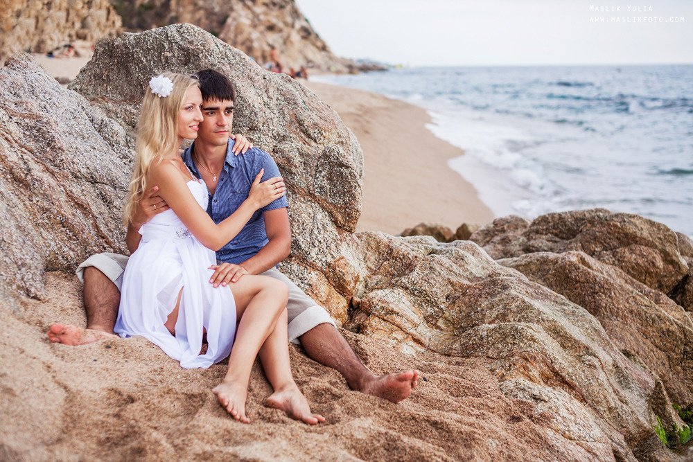 Beach photo shoot on the Costa Brava. Photographer in Barcelona Spain Maslik Yulia