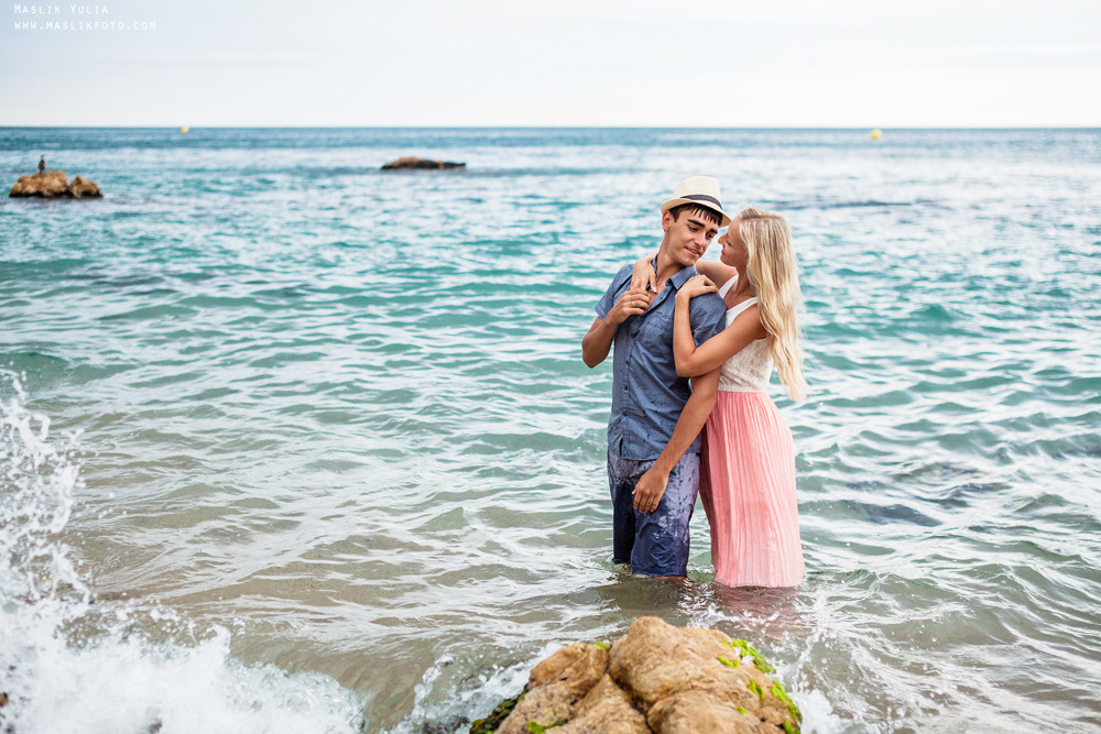 Beach photo shoot on the Costa Brava. Photographer in Barcelona Spain Maslik Yulia