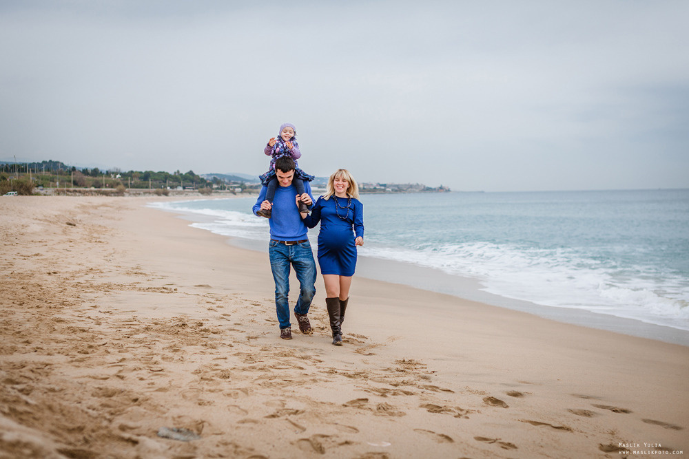 Sesión de fotos de embarazo en la playa en Barcelona. Fotógrafo en Barcelona  Maslik Yulia