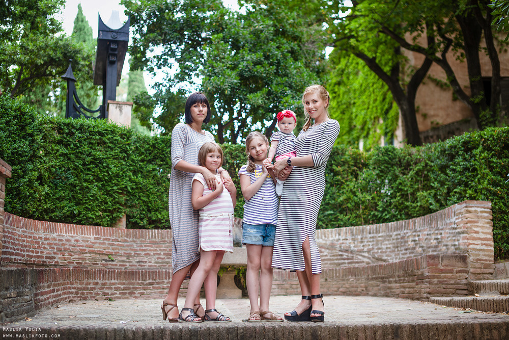 Семейная фотосессия в Барселоне в  парке Лабиринт. Фотограф в Барселоне Испании Маслик Юлия