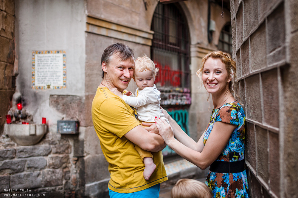 Sesión de fotos familiares en un viaje a Barcelona. Fotógrafo en Barcelona  Maslik Yulia
