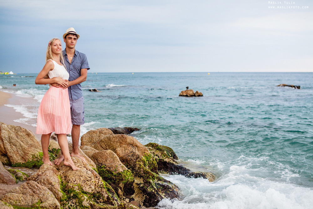 Beach photo shoot on the Costa Brava. Photographer in Barcelona Spain Maslik Yulia