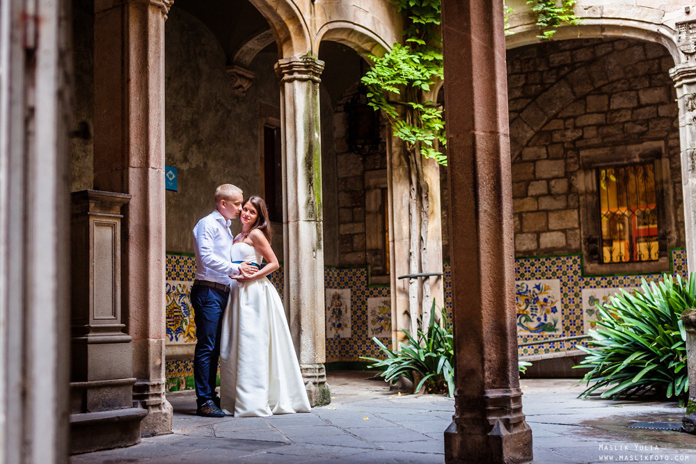 Elegante paseo fotográfico de boda. Fotógrafo en Barcelona  Maslik Yulia