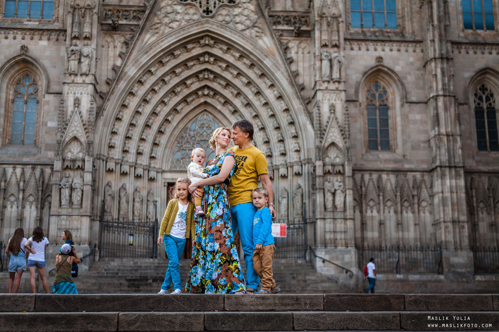 Sesión de fotos familiares en un viaje a Barcelona. Fotógrafo en Barcelona  Maslik Yulia