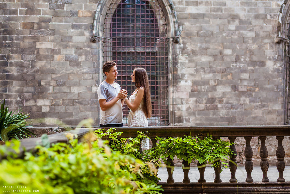 Impresionante paseo fotográfico de enamorados en Barcelona. Fotógrafo en Barcelona  Maslik Yulia