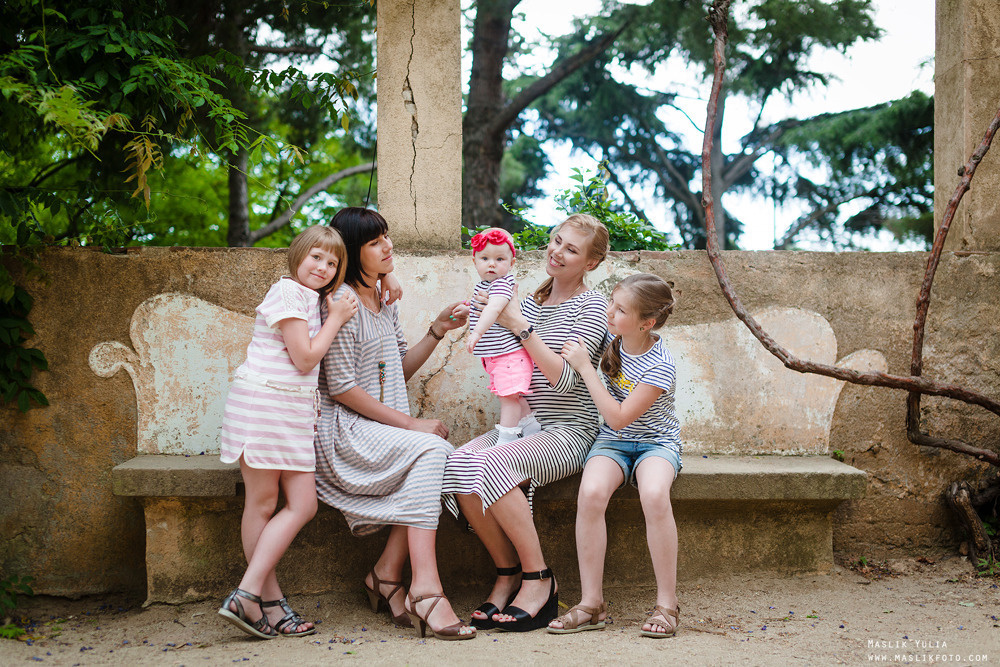 Семейная фотосессия в Барселоне в  парке Лабиринт. Фотограф в Барселоне Испании Маслик Юлия