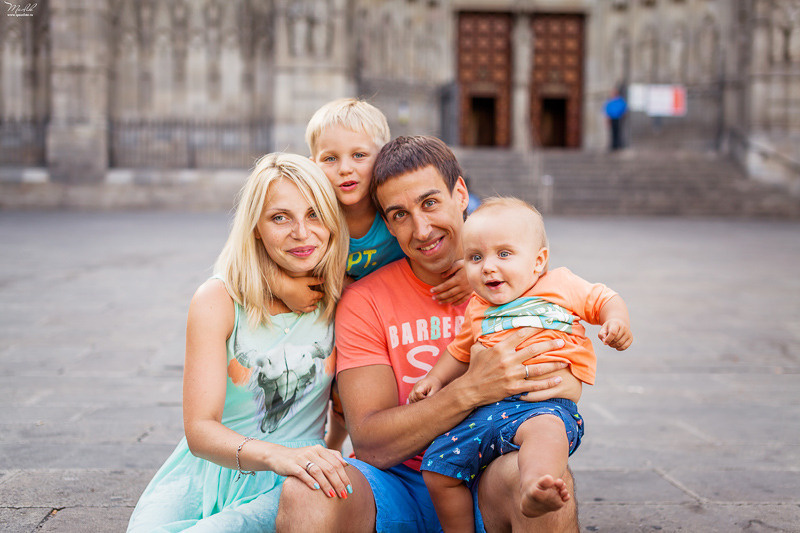 Perky sesión de fotos familiares en Barcelona. Fotógrafo en Barcelona  Maslik Yulia