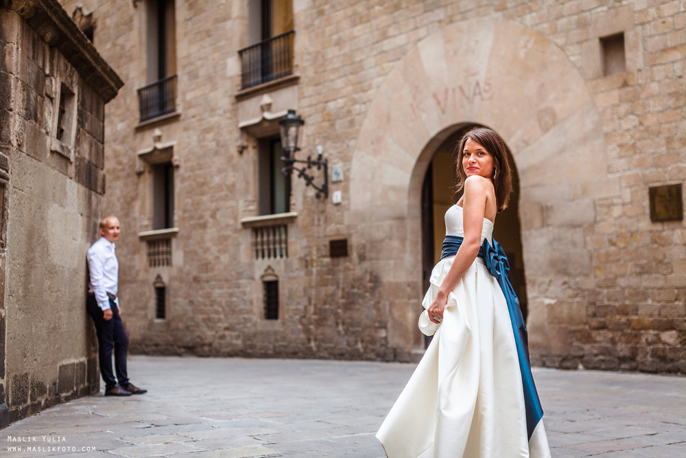 Elegante paseo fotográfico de boda. Fotógrafo en Barcelona  Maslik Yulia