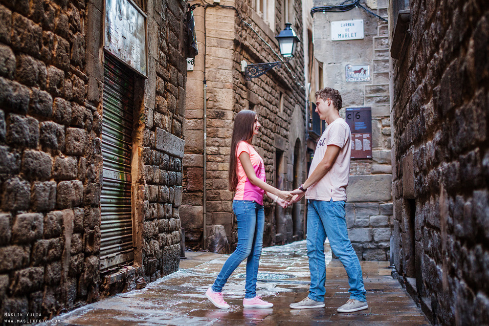 Impresionante paseo fotográfico de enamorados en Barcelona. Fotógrafo en Barcelona  Maslik Yulia