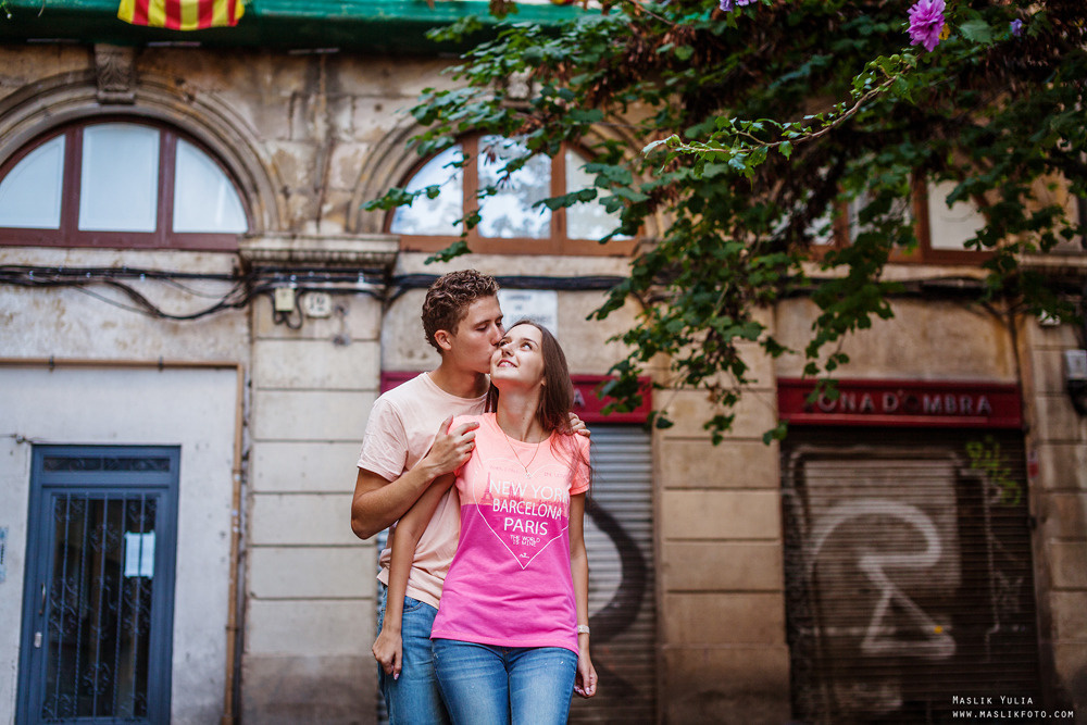 Impresionante paseo fotográfico de enamorados en Barcelona. Fotógrafo en Barcelona  Maslik Yulia