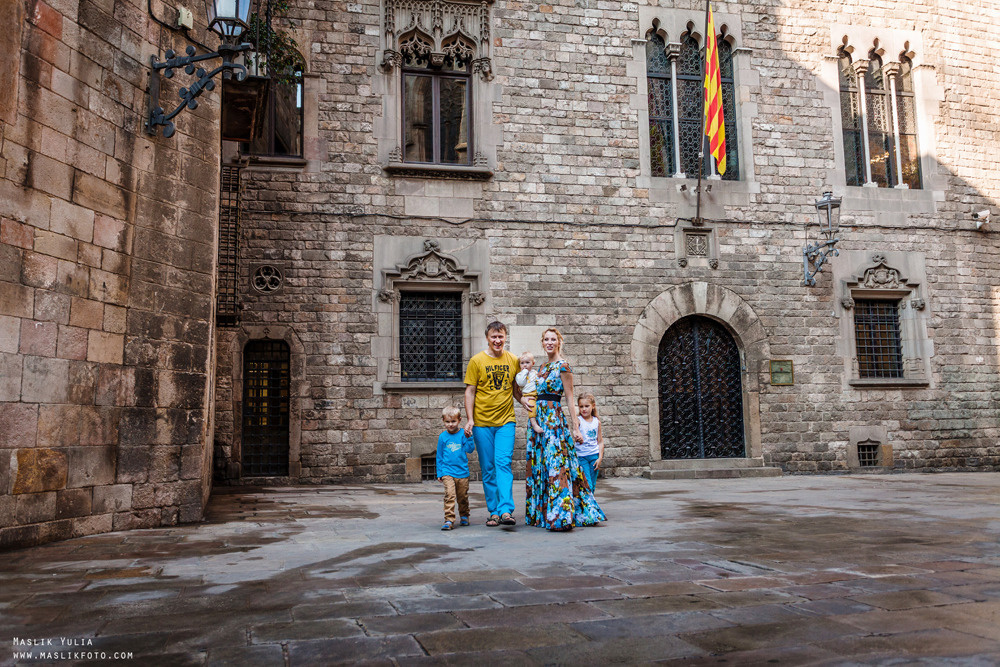 Sesión de fotos familiares en un viaje a Barcelona. Fotógrafo en Barcelona  Maslik Yulia