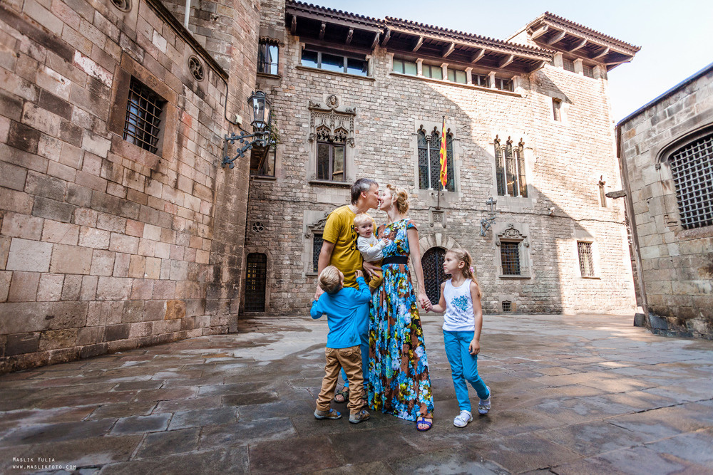Sesión de fotos familiares en un viaje a Barcelona. Fotógrafo en Barcelona  Maslik Yulia