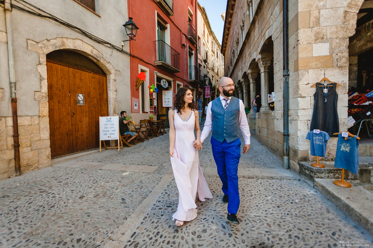 Photosession in the fabulous Besalu. Photographer in Barcelona Spain Maslik Yulia