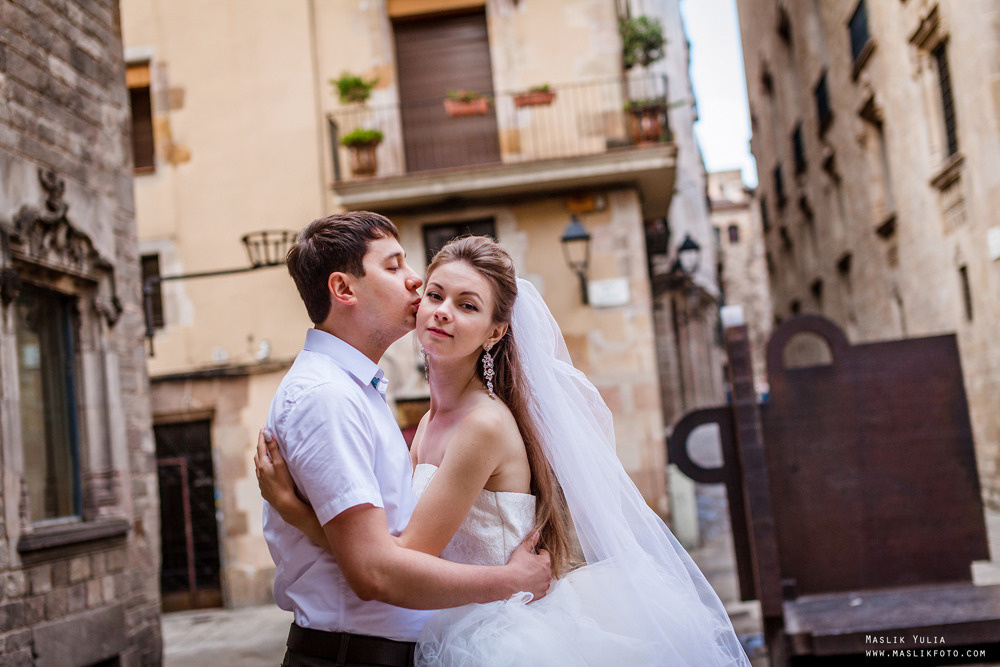 Sesión de fotos de boda en el puerto de Barcelona. Fotógrafo en Barcelona  Maslik Yulia