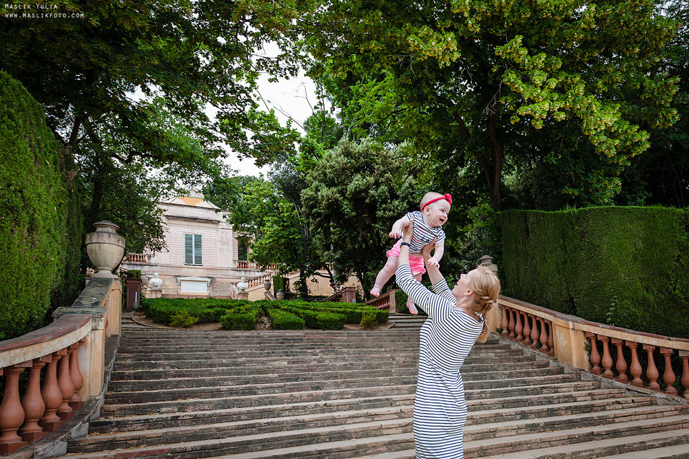 Семейная фотосессия в Барселоне в  парке Лабиринт. Фотограф в Барселоне Испании Маслик Юлия