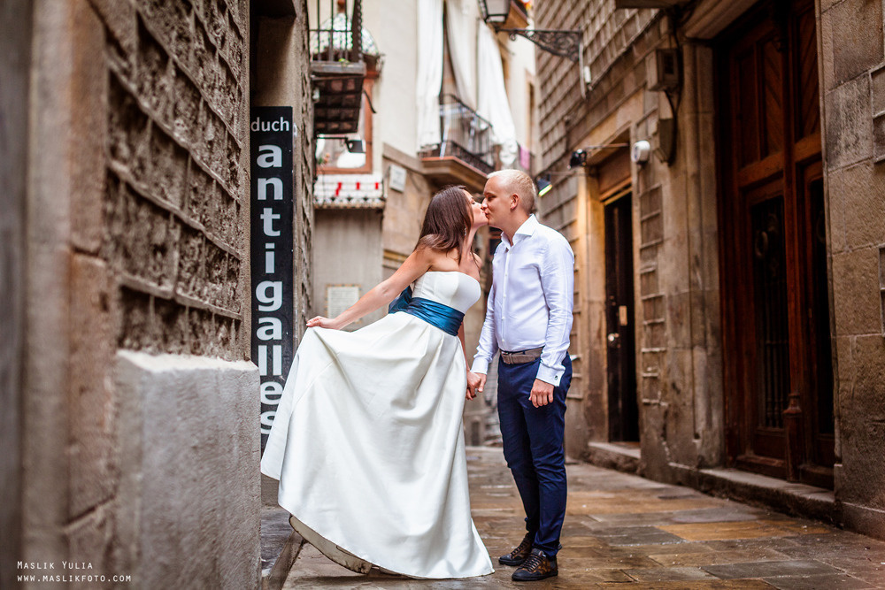 Elegante paseo fotográfico de boda. Fotógrafo en Barcelona  Maslik Yulia