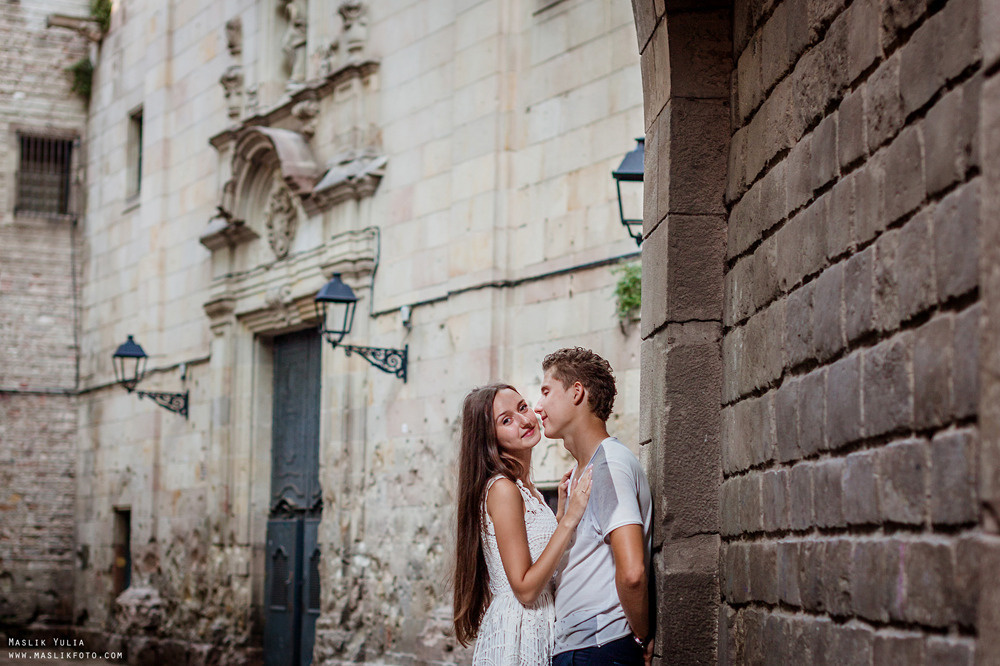 Impresionante paseo fotográfico de enamorados en Barcelona. Fotógrafo en Barcelona  Maslik Yulia