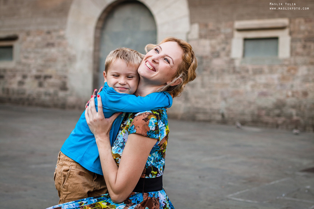 Sesión de fotos familiares en un viaje a Barcelona. Fotógrafo en Barcelona  Maslik Yulia