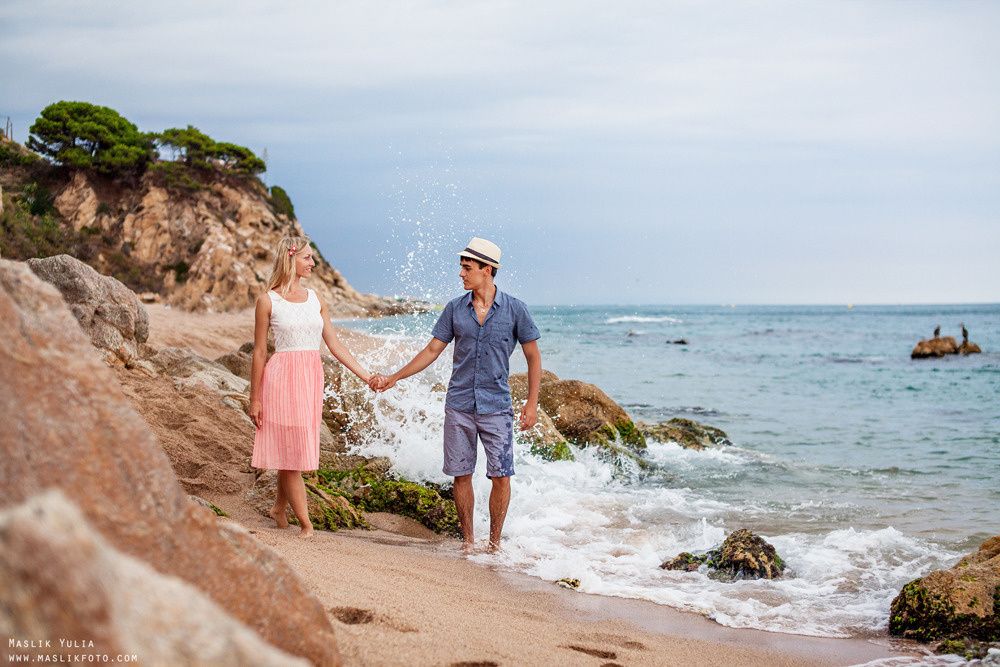 Beach photo shoot on the Costa Brava. Photographer in Barcelona Spain Maslik Yulia