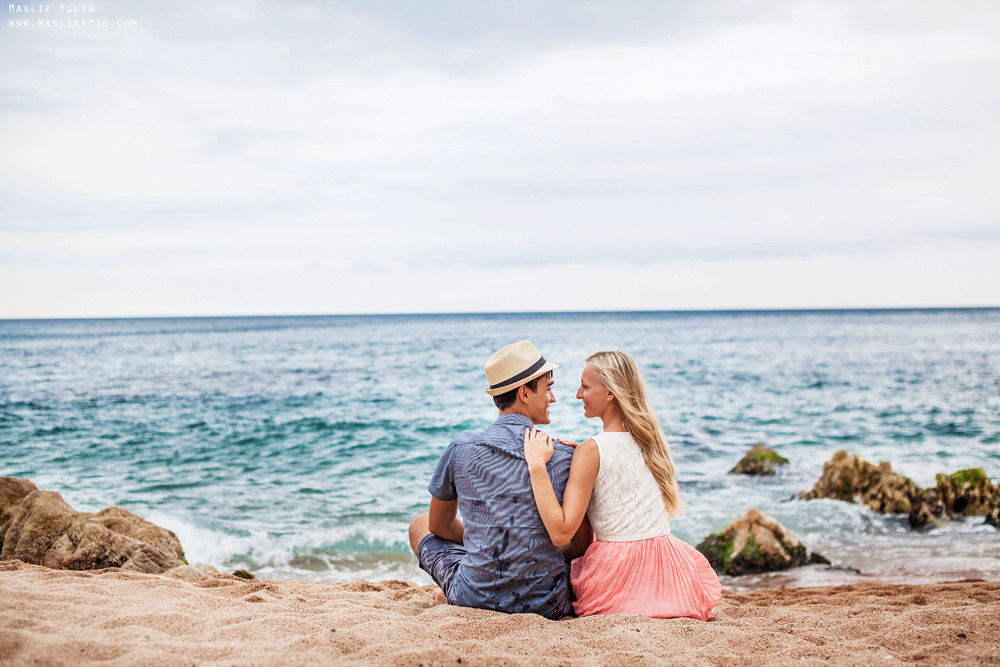 Beach photo shoot on the Costa Brava. Photographer in Barcelona Spain Maslik Yulia