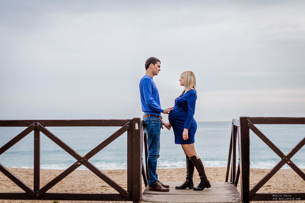 Sesión de fotos de embarazo en la playa en Barcelona. Fotógrafo en Barcelona  Maslik Yulia