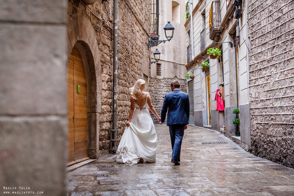 Sesión de fotos lluviosa en Barcelona. Fotógrafo en Barcelona  Maslik Yulia