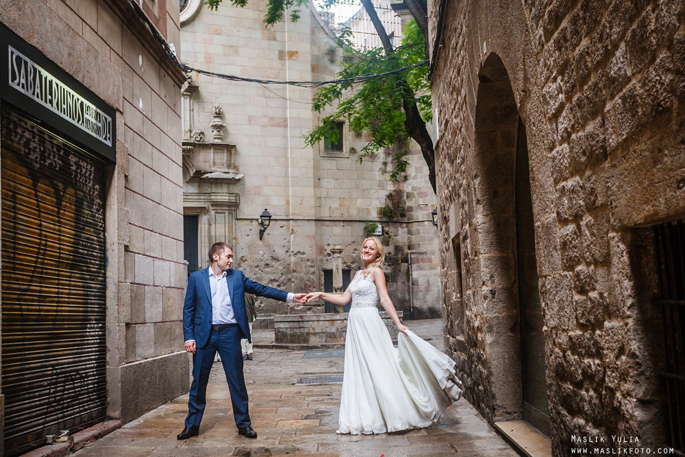 Sesión de fotos lluviosa en Barcelona. Fotógrafo en Barcelona  Maslik Yulia