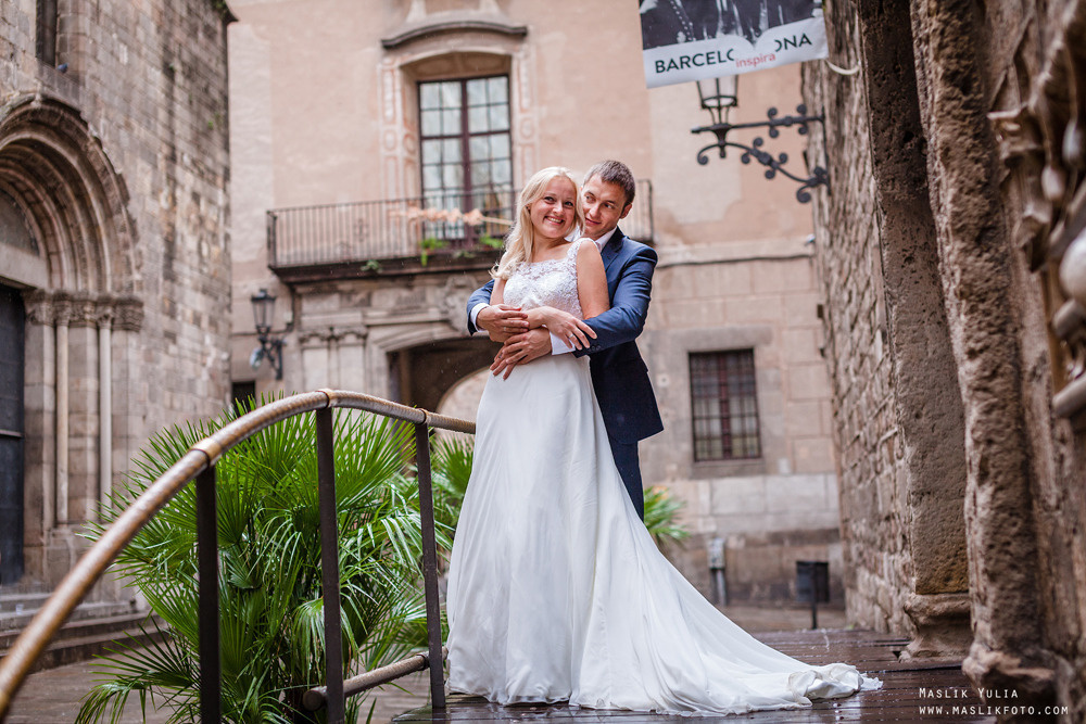 Sesión de fotos lluviosa en Barcelona. Fotógrafo en Barcelona  Maslik Yulia