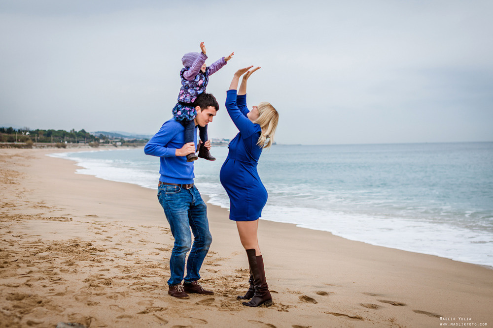 Sesión de fotos de embarazo en la playa en Barcelona. Fotógrafo en Barcelona  Maslik Yulia