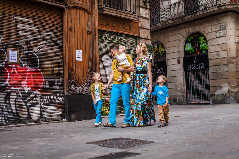 Sesión de fotos familiares en un viaje a Barcelona. Fotógrafo en Barcelona  Maslik Yulia