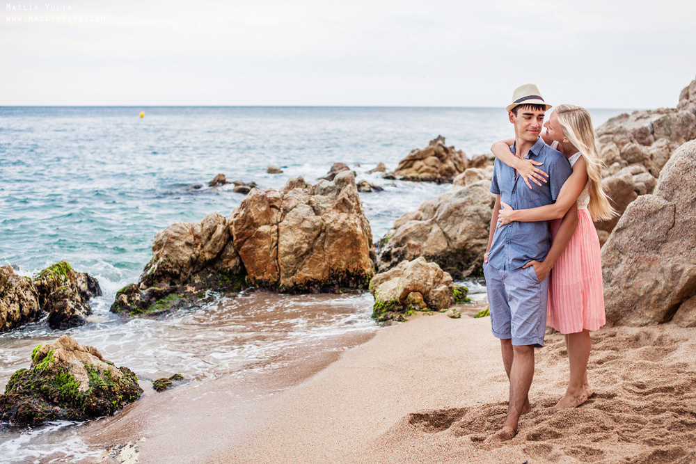Beach photo shoot on the Costa Brava. Photographer in Barcelona Spain Maslik Yulia