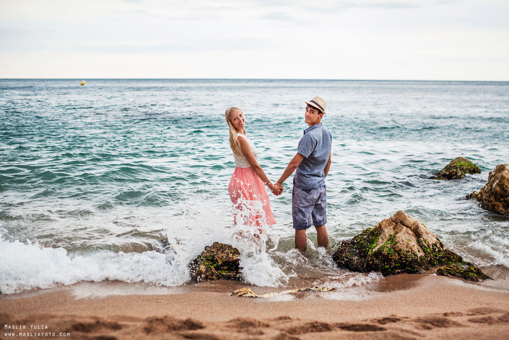 Beach photo shoot on the Costa Brava. Photographer in Barcelona Spain Maslik Yulia