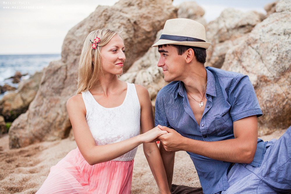 Beach photo shoot on the Costa Brava. Photographer in Barcelona Spain Maslik Yulia