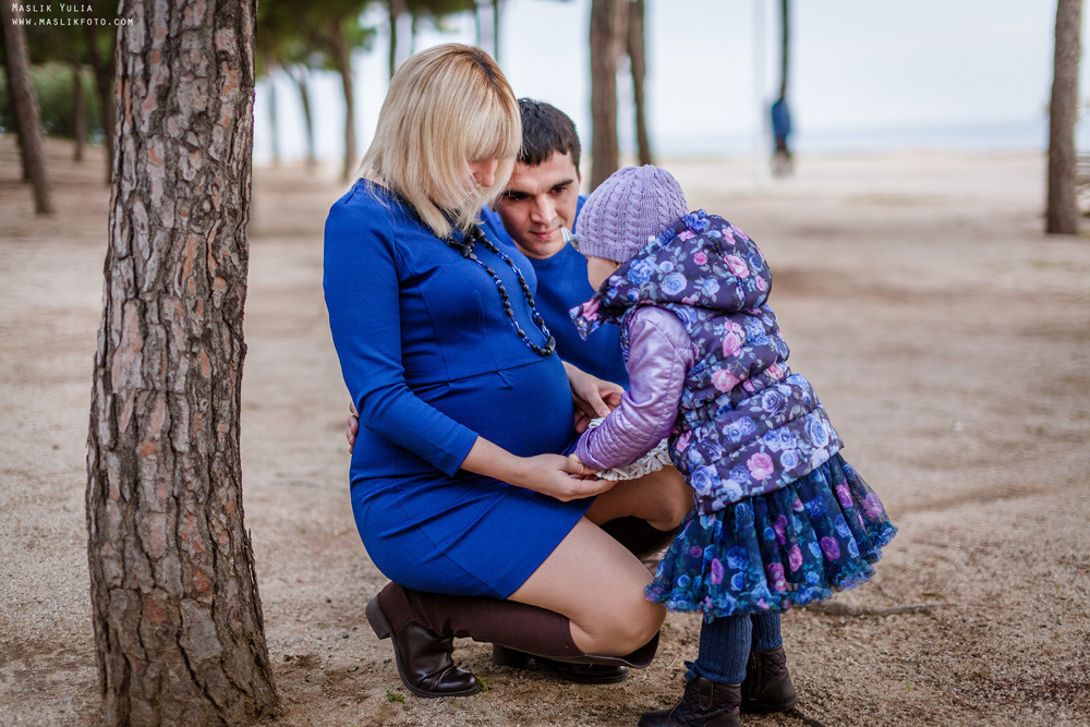 Sesión de fotos de embarazo en la playa en Barcelona. Fotógrafo en Barcelona  Maslik Yulia