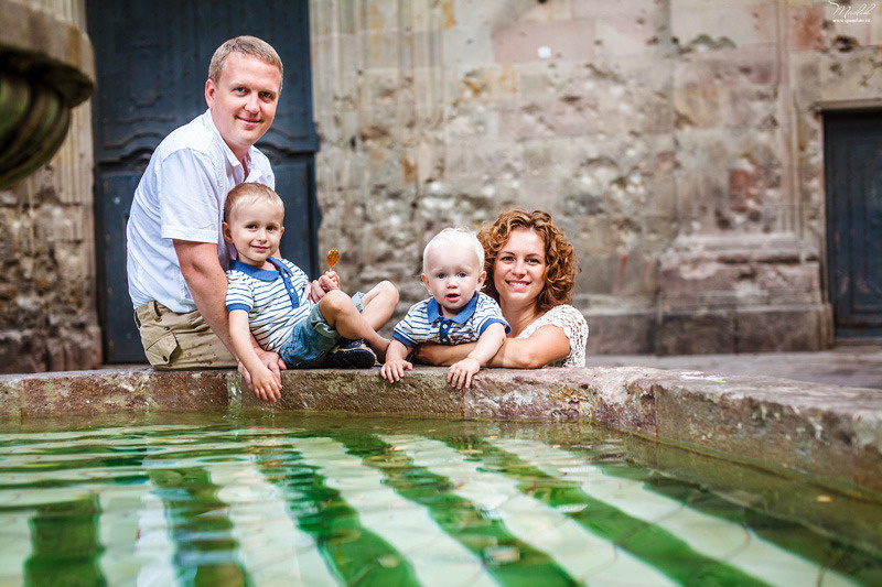 Sesión de fotos familiares en Barcelona. Fotógrafo en Barcelona  Maslik Yulia