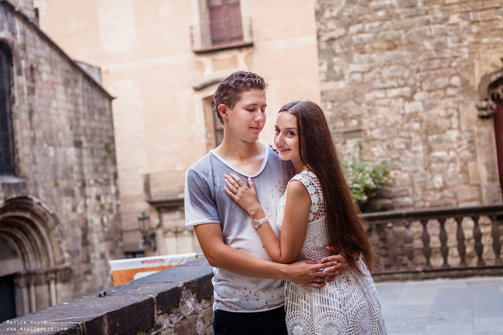 Impresionante paseo fotográfico de enamorados en Barcelona. Fotógrafo en Barcelona  Maslik Yulia