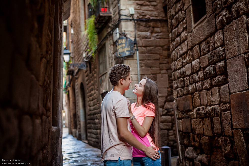 Impresionante paseo fotográfico de enamorados en Barcelona. Fotógrafo en Barcelona  Maslik Yulia